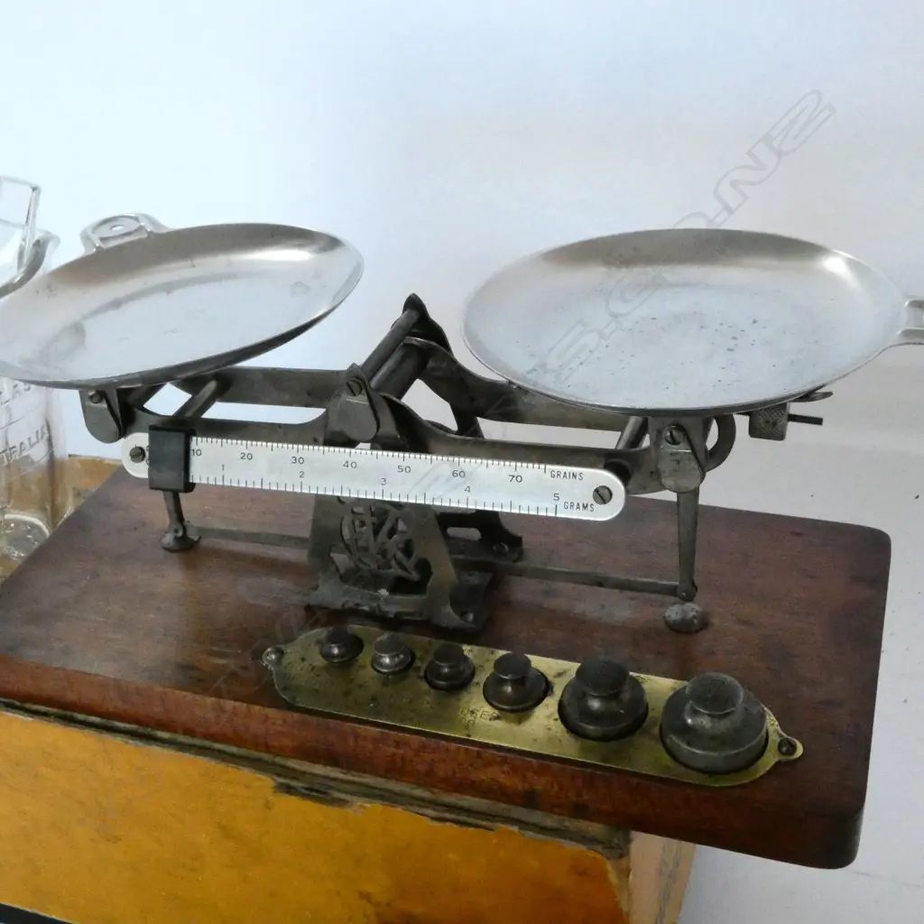 KODAK STUDIO SCALES AND SELECTION OF CHEMIST'S BOTTLES INCL PIPETTE BOTTLES Image 1++